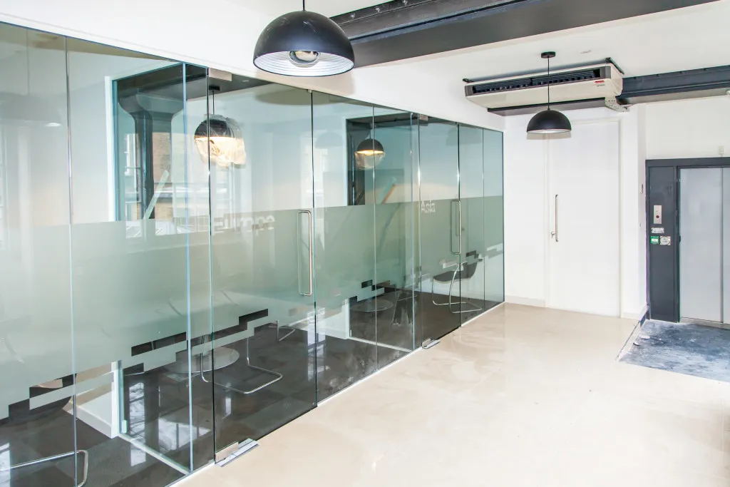 Improve Workstation Efficiency through Office Design in London  - Photo №2